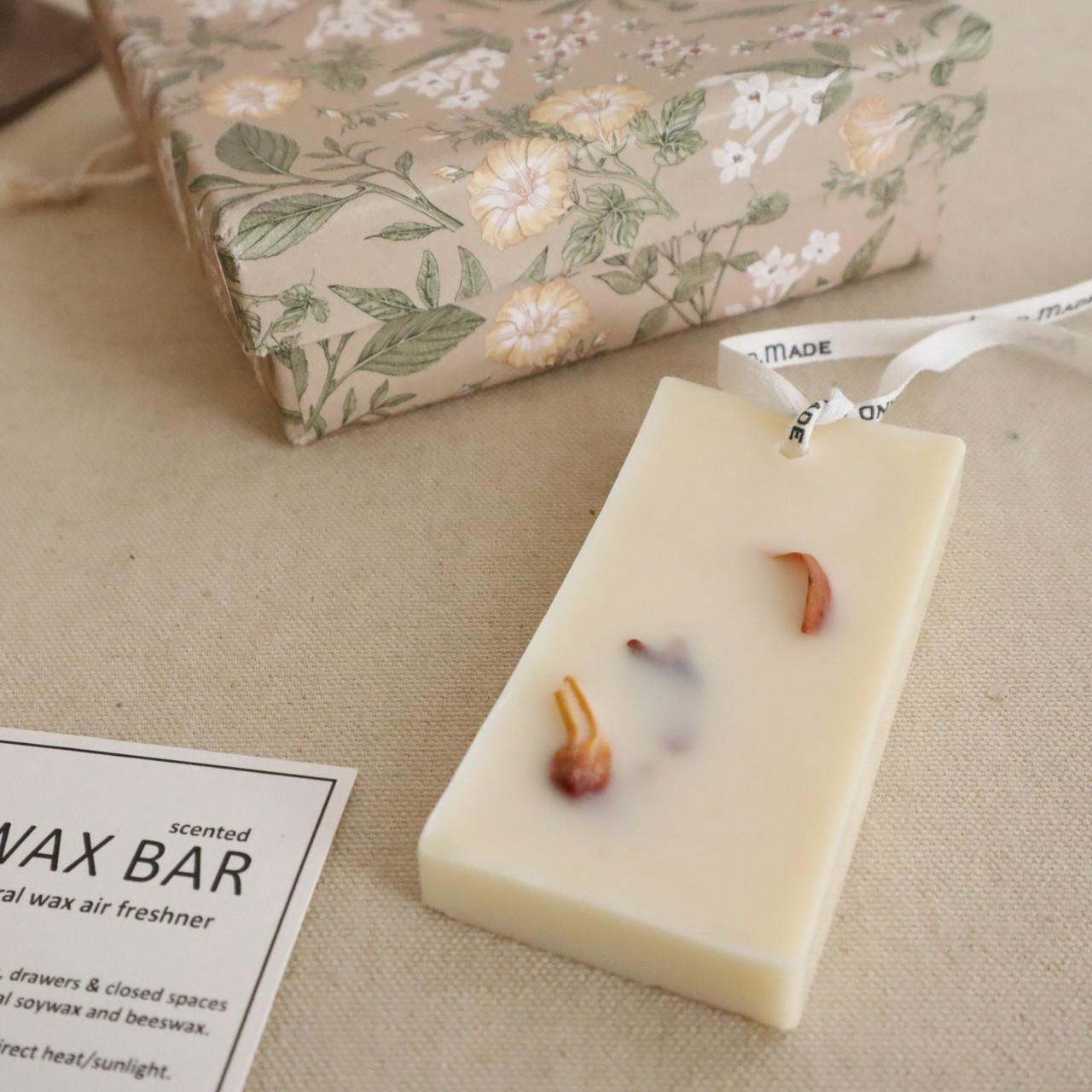 Gift box with 2 scented wax tablets
