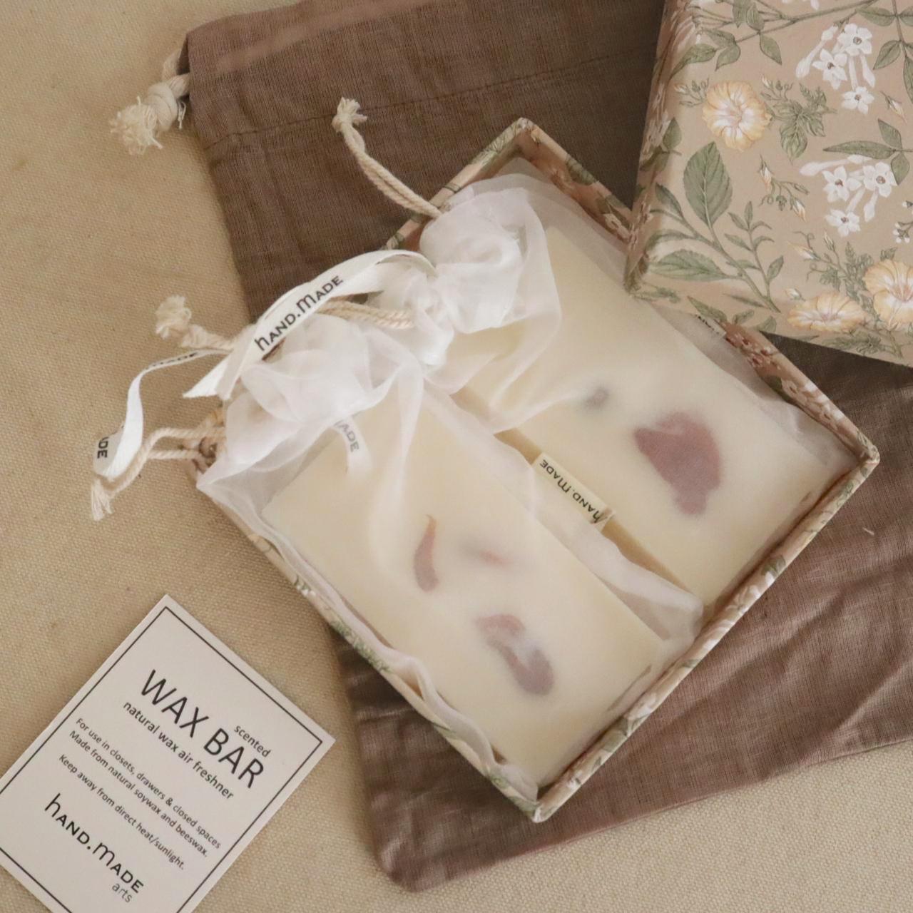 Gift box with 2 scented wax tablets