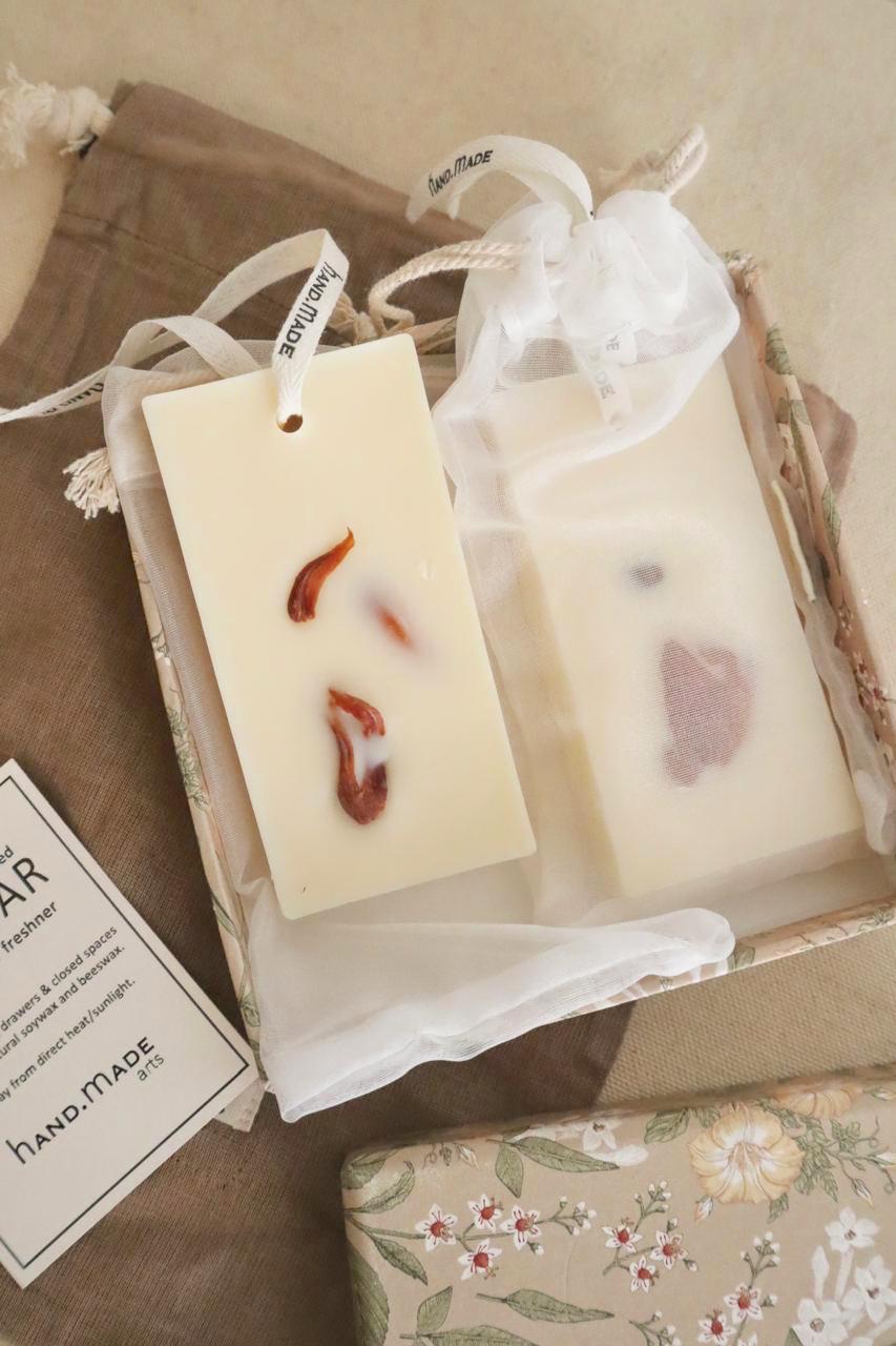 Gift box with 2 scented wax tablets