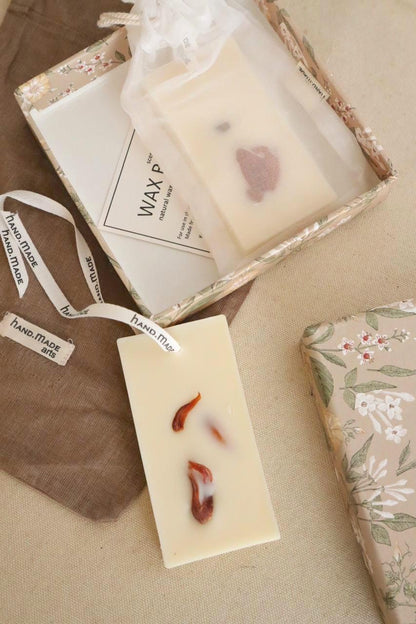 Gift box with 2 scented wax tablets